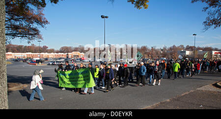 Hyattsville Maryland - Walmart Arbeiter, einige von ihnen in den Streik, Rallye mit Unterstützern außerhalb eines Unternehmens Geschäfte am schwarzen Freitag, fordern bessere Bezahlung, reguläre Arbeitszeit, bezahlbaren Gesundheitsversorgung und Respekt. Es war einer der vielen Kundgebungen in Walmart-Filialen organisiert von unserem Walmart, eine Gruppe der United Food and Commercial Workers Union angegliedert. USA. Stockfoto