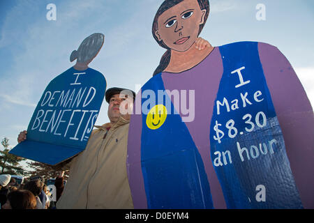 Hyattsville Maryland - Walmart Arbeiter, einige von ihnen in den Streik, Rallye mit Unterstützern außerhalb eines Unternehmens Geschäfte am schwarzen Freitag, fordern bessere Bezahlung, reguläre Arbeitszeit, bezahlbaren Gesundheitsversorgung und Respekt. Es war einer der vielen Kundgebungen in Walmart-Filialen organisiert von unserem Walmart, eine Gruppe der United Food and Commercial Workers Union angegliedert. USA. Stockfoto