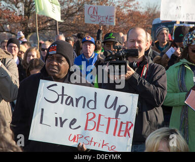 Hyattsville Maryland - Walmart Arbeiter, einige von ihnen in den Streik, Rallye mit Unterstützern außerhalb eines Unternehmens Geschäfte am schwarzen Freitag, fordern bessere Bezahlung, reguläre Arbeitszeit, bezahlbaren Gesundheitsversorgung und Respekt. Es war einer der vielen Kundgebungen in Walmart-Filialen organisiert von unserem Walmart, eine Gruppe der United Food and Commercial Workers Union angegliedert. USA. Stockfoto