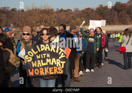 Hyattsville Maryland - Walmart Arbeiter, einige von ihnen in den Streik, Rallye mit Unterstützern außerhalb eines Unternehmens Geschäfte am schwarzen Freitag, fordern bessere Bezahlung, reguläre Arbeitszeit, bezahlbaren Gesundheitsversorgung und Respekt. Es war einer der vielen Kundgebungen in Walmart-Filialen organisiert von unserem Walmart, eine Gruppe der United Food and Commercial Workers Union angegliedert. USA. Stockfoto