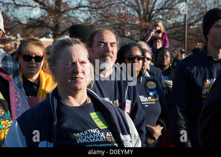 Hyattsville Maryland - Walmart Arbeiter, einige von ihnen in den Streik, Rallye mit Unterstützern außerhalb eines Unternehmens Geschäfte am schwarzen Freitag, fordern bessere Bezahlung, reguläre Arbeitszeit, bezahlbaren Gesundheitsversorgung und Respekt. Es war einer der vielen Kundgebungen in Walmart-Filialen organisiert von unserem Walmart, eine Gruppe der United Food and Commercial Workers Union angegliedert. USA. Stockfoto