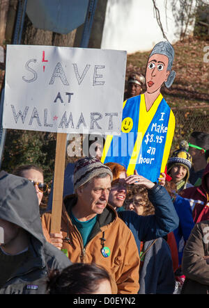 Hyattsville Maryland - Walmart Arbeiter, einige von ihnen in den Streik, Rallye mit Unterstützern außerhalb eines Unternehmens Geschäfte am schwarzen Freitag, fordern bessere Bezahlung, reguläre Arbeitszeit, bezahlbaren Gesundheitsversorgung und Respekt. Es war einer der vielen Kundgebungen in Walmart-Filialen organisiert von unserem Walmart, eine Gruppe der United Food and Commercial Workers Union angegliedert. USA. Stockfoto