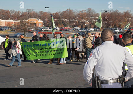 Hyattsville Maryland - Walmart Arbeiter, einige von ihnen in den Streik, Rallye mit Unterstützern außerhalb eines Unternehmens Geschäfte am schwarzen Freitag, fordern bessere Bezahlung, reguläre Arbeitszeit, bezahlbaren Gesundheitsversorgung und Respekt. Es war einer der vielen Kundgebungen in Walmart-Filialen organisiert von unserem Walmart, eine Gruppe der United Food and Commercial Workers Union angegliedert. USA. Stockfoto