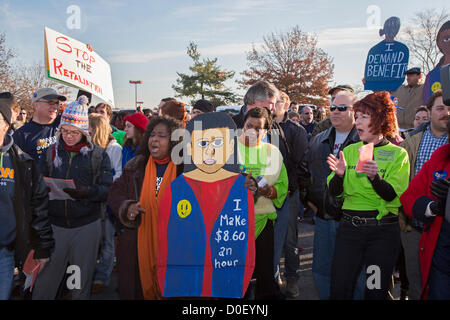 Hyattsville Maryland - Walmart Arbeiter, einige von ihnen in den Streik, Rallye mit Unterstützern außerhalb eines Unternehmens Geschäfte am schwarzen Freitag, fordern bessere Bezahlung, reguläre Arbeitszeit, bezahlbaren Gesundheitsversorgung und Respekt. Es war einer der vielen Kundgebungen in Walmart-Filialen organisiert von unserem Walmart, eine Gruppe der United Food and Commercial Workers Union angegliedert. USA. Stockfoto