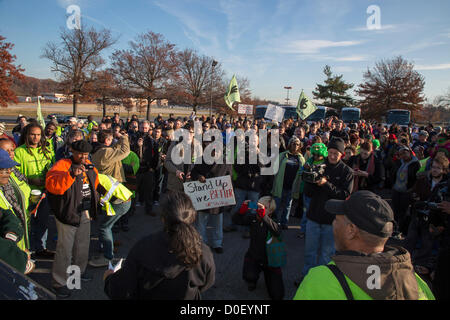 Hyattsville Maryland - Walmart Arbeiter, einige von ihnen in den Streik, Rallye mit Unterstützern außerhalb eines Unternehmens Geschäfte am schwarzen Freitag, fordern bessere Bezahlung, reguläre Arbeitszeit, bezahlbaren Gesundheitsversorgung und Respekt. Es war einer der vielen Kundgebungen in Walmart-Filialen organisiert von unserem Walmart, eine Gruppe der United Food and Commercial Workers Union angegliedert. USA. Stockfoto