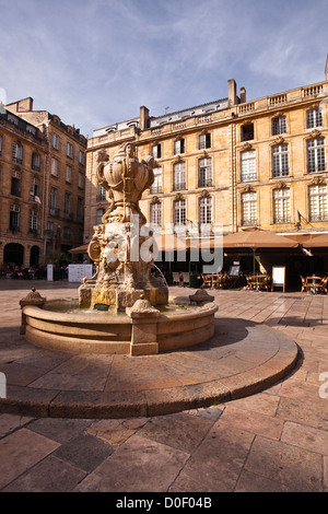 Der Neo-Rokoko-Brunnen in Place du Parlement, Bordeaux, Frankreich. Stockfoto