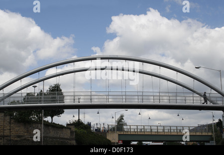 Steg und Railbridge über A6009, Mansfield, Nottinghamshire, England, UK Stockfoto