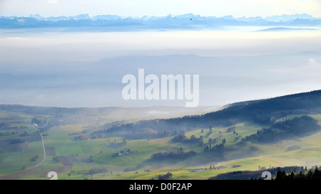 Blick vom Mount Chasseral (Jura-Gebirge) über dem Nebel bedeckt Mittelland und Kanton Bern auf die Schweizer Alpen. Stockfoto