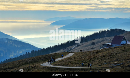 Blick vom Mount Chasseral (Jura-Gebirge) über dem Nebel bedeckt Mittelland und Kanton Neuenburg in Richtung Genf. Stockfoto