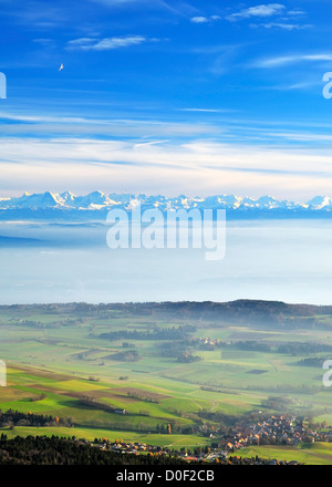 Blick vom Mount Chasseral (Jura-Gebirge) über dem Nebel bedeckt Mittelland und Kanton Bern auf die Schweizer Alpen. Stockfoto