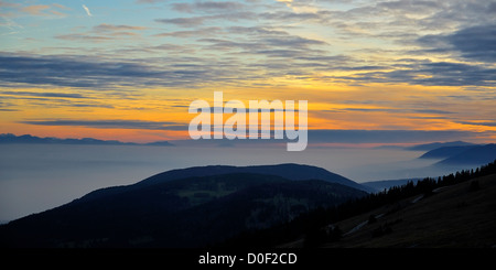 Blick auf den Sonnenuntergang vom Mount Chasseral (Jura-Gebirge) über dem Nebel bedeckt Mittelland und Kanton Neuenburg in Richtung Genf. Stockfoto