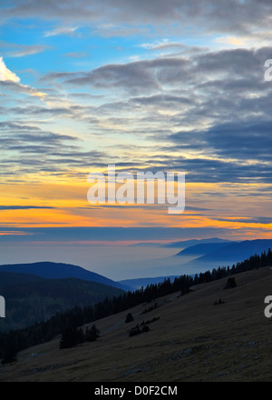 Blick auf den Sonnenuntergang vom Mount Chasseral (Jura-Gebirge) über dem Nebel bedeckt Mittelland und Kanton Neuenburg in Richtung Genf. Stockfoto