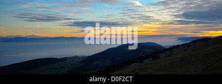 Blick auf den Sonnenuntergang vom Mount Chasseral (Jura-Gebirge) über dem Nebel bedeckt Mittelland und Kanton Neuenburg in Richtung Genf. Stockfoto