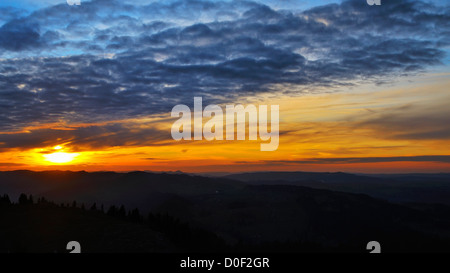 Blick auf den Sonnenuntergang vom Mount Chasseral (Jura-Gebirge) über dem Nebel bedeckt Mittelland und Kanton Neuenburg in Richtung Genf. Stockfoto