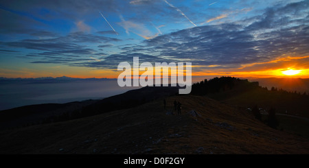 Blick auf den Sonnenuntergang vom Mount Chasseral (Jura-Gebirge) über dem Nebel bedeckt Mittelland und Kanton Neuenburg in Richtung Genf. Stockfoto