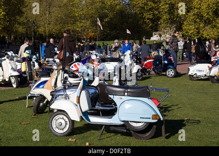 11.11.2012 Erinnerung, Regents Park Innenkreis Roller fahren Stockfoto