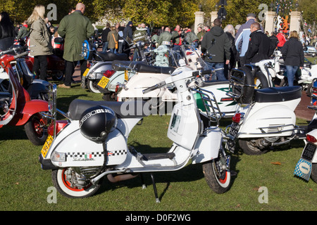 11.11.2012 Erinnerung, Regents Park Innenkreis Roller fahren Stockfoto