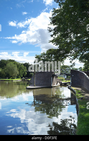 Reflexionen an Kingswood Kreuzung an der Stratford-upon-Avon Canal, Warwickshire, England, UK Stockfoto