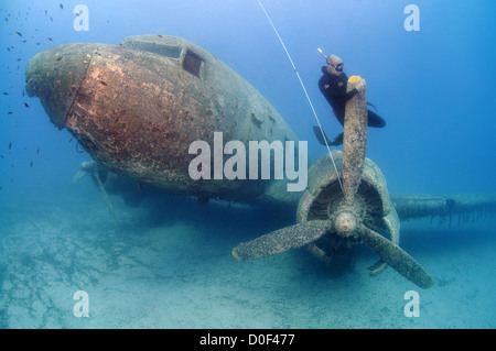 Freediver im Inneren des Wracks der Douglas DC-3 Dakota, Mittelmeer, Kash, Türkei Stockfoto