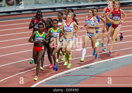 Tirunesh Dibaba (ETH) führt die Packung in die Frauen-5000m-Finale bei den Olympischen Sommerspielen 2012 in London Stockfoto