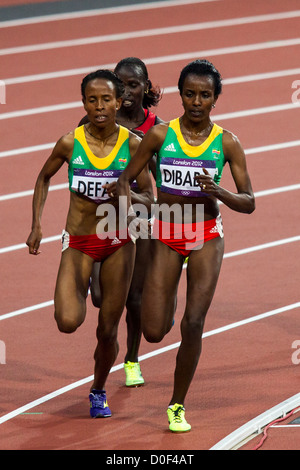 Meseret Defar und Tirunesh Dibaba (ETH) im Wettbewerb mit der Frauen-5000m-Finale bei den Olympischen Sommerspielen 2012 in London Stockfoto