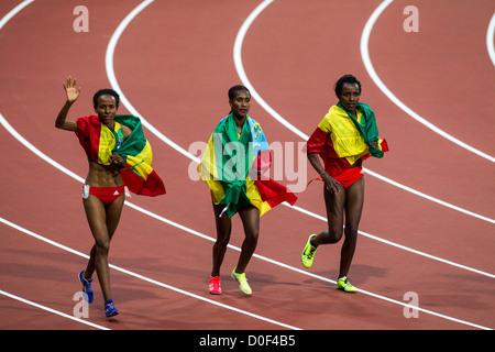 Äthiopisches Frauen Meseret Defar, Gelete Burka und Tirunesh Dibaba nach dem Wettkampf in der Frauen-5000m-Finale bei den Olympischen Stockfoto
