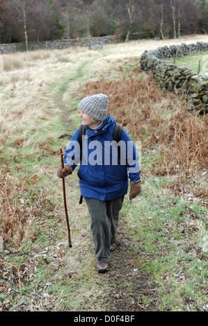Ältere Dame im Norden wandern Yorks moor Nationalpark. Stockfoto