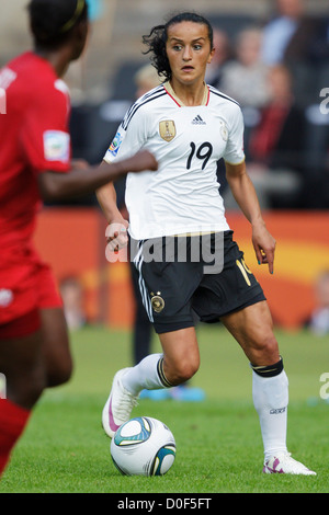BERLIN - 26. JUNI: Fatmire Bajramaj in Aktion beim Eröffnungsspiel der FIFA Frauen-Weltmeisterschaft gegen Kanada im Olympiastadion am 26. Juni 2011 in Berlin. Nur redaktionelle Verwendung. Kommerzielle Nutzung verboten. (Foto: Jonathan Paul Larsen / Diadem Images) Stockfoto