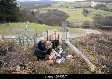 Mutter und Tochter Geocaching in der Nähe von Castleton in den North York moors National Park, North Yorkshire, Großbritannien Stockfoto