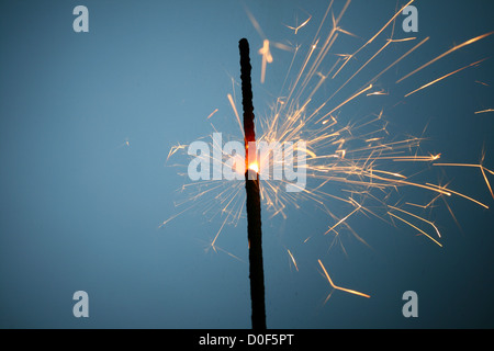 Wunderkerze Feuer auf Hintergrund blau Makro Nahaufnahme Stockfoto