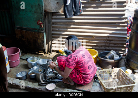 Frau den Abwasch auf der Straße im Dharavi Slum in Mumbai, Indien Stockfoto