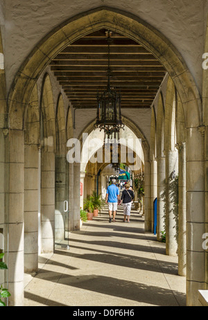 Arcade auf Worth Avenue in der Innenstadt von Palm Beach, Treasure Coast, Florida, USA Stockfoto