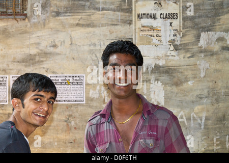 Freundlich lächelnde Menschen im Slum Dharavi in Mumbai, Indien Stockfoto