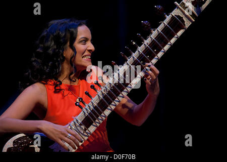 Anoushka Shankar (Best Artist Award) spielt Sitar bei den Songlines World Music Awards im Barbican, London, UK. Stockfoto