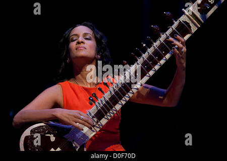 Anoushka Shankar (Best Artist Award) spielt Sitar bei den Songlines World Music Awards im Barbican, London, UK. Stockfoto