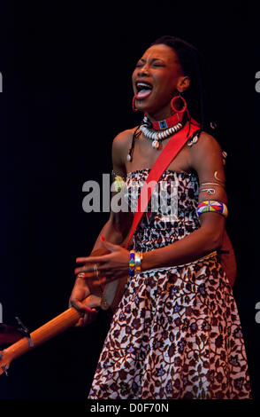 Fatoumata Diawara (Best Newcomer Award) spielt bei den Songlines World Music Awards im Barbican, London, UK. Stockfoto