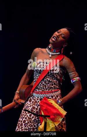 Fatoumata Diawara (Best Newcomer Award) spielt bei den Songlines World Music Awards im Barbican, London, UK. Stockfoto