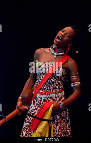 Fatoumata Diawara (Best Newcomer Award) spielt bei den Songlines World Music Awards im Barbican, London, UK. Stockfoto