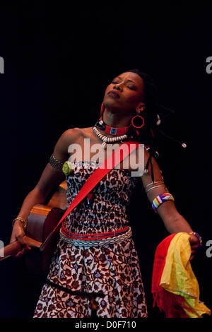 23. November 2012. Fatoumata Diawara (Best Newcomer Award) spielt bei den Songlines World Music Awards im Barbican, London, UK. Stockfoto