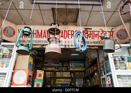 Typische Shop für Ersatzteile auf dem Chor Bazaar in Mumbai, Indien Stockfoto