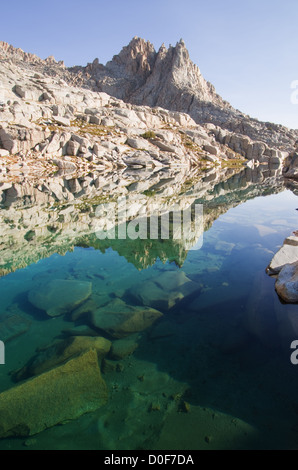 blauen Bergsee mit Spiegelung von Granitfelsen und Gipfeln Stockfoto