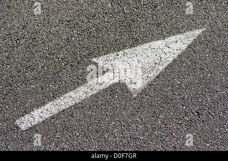 weißer Pfeil auf grauen Asphalt Asphalt nach oben rechts Stockfoto