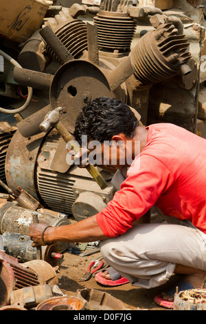 Handwerker bei der Arbeit im Chor Basar in Mumbai, Indien Stockfoto