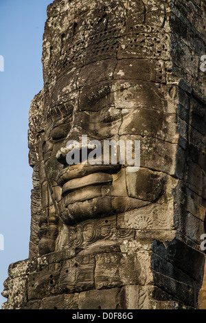 Riesigen geschnitzten Stein Gesicht am Bayon-Tempel in der Nähe von Angkor Wat in Kambodscha Stockfoto