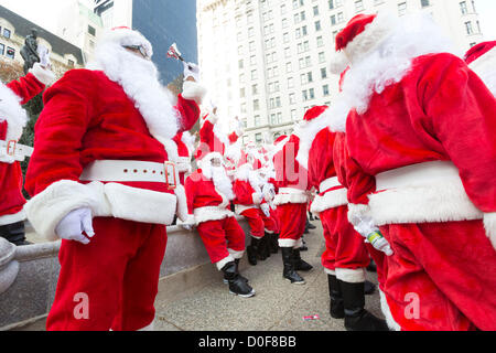 22. November 2012 März - New York, NY, USA - Weihnachtsmänner durch New York City, Start der Freiwilligen von Amerika Bürgersteig Santa Jahreskampagne helfen den Bedürftigen zu ernähren. (Kredit-Bild: © Dan Herrick/ZUMAPRESS.com) Stockfoto