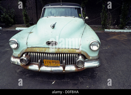 New York, NY - Mai 1980 - Houston Street, rostige alte circa 1950 Seafoam Green Buick Roadmaster Automobil und eine Feder. Stockfoto