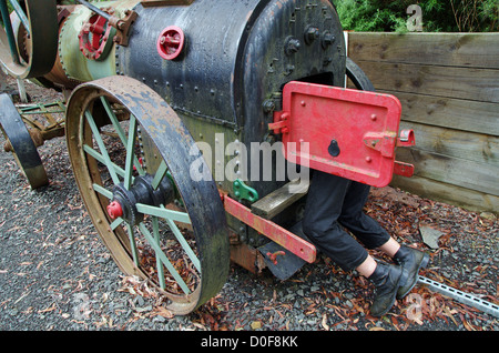 alten Dampftraktor mit Ingenieur auf dem Kessel Stockfoto