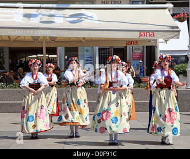 Polnischen Volkstanz Mädchen am Ban Jelacic Platz in Zagreb Kroatien Stockfoto