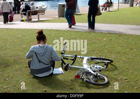 Radfahrer, die sitzen in der Nähe Fluss Avon, Bath, UK Stockfoto