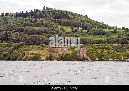 Berühmte schottische Ruine Urquhart Castle am Loch Ness in der Nähe von Drumnadrochit in Highland Schottland Stockfoto